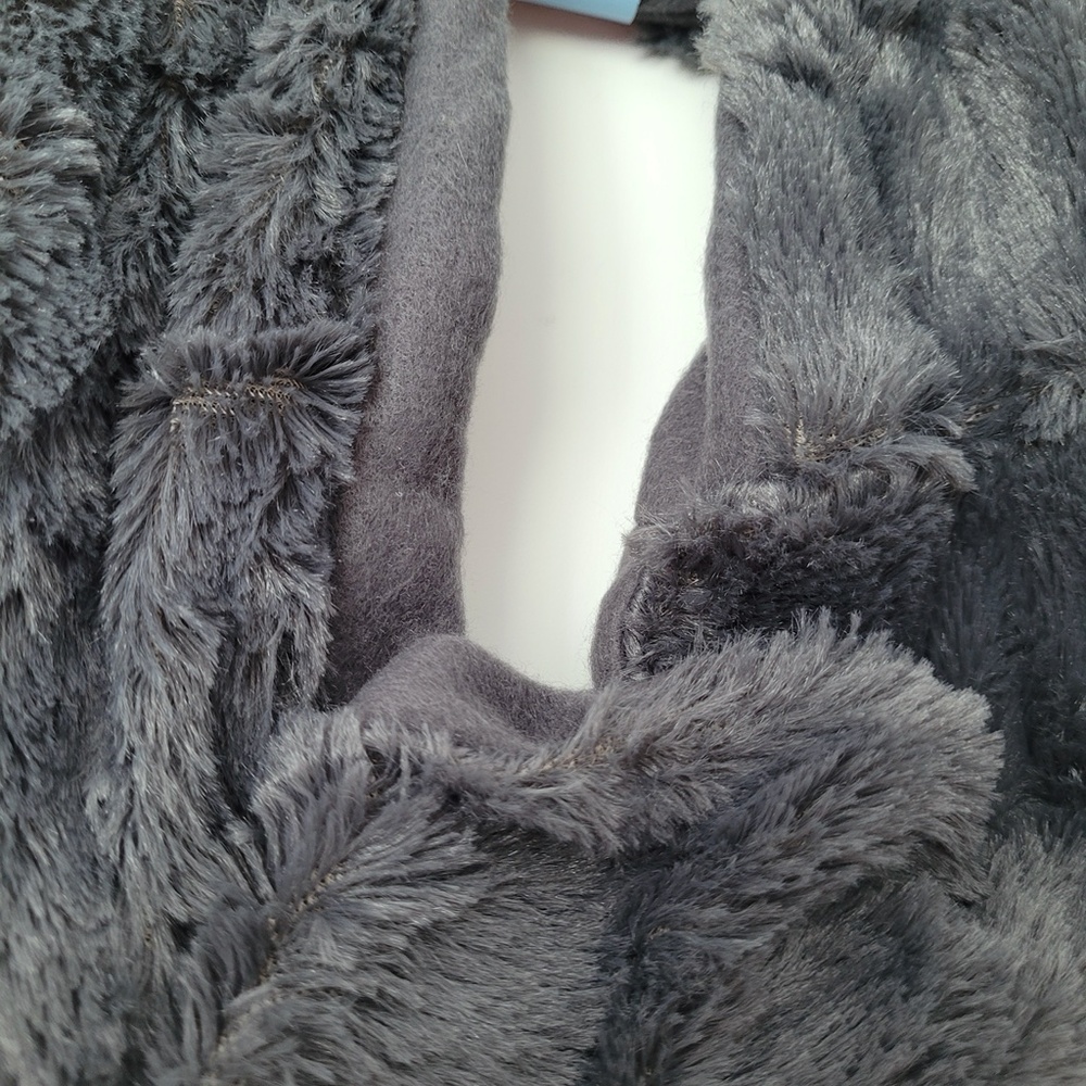 JUNCTURE Faux‎ Fur Grey Muffler Circle Infinity Scarf NWT - Picture 3 of 10